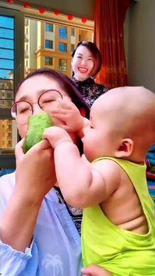 萌娃赏雨吃瓜视频大全