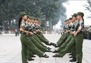 军训跳舞肩带视频 吃瓜