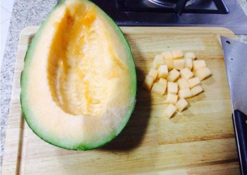 老大爷老太吃哈密瓜视频