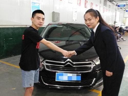 奥迪女销售员吃瓜视频播放,奥迪女销售员吃瓜视频引发热议