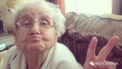 模仿凯凯奶奶吃瓜视频