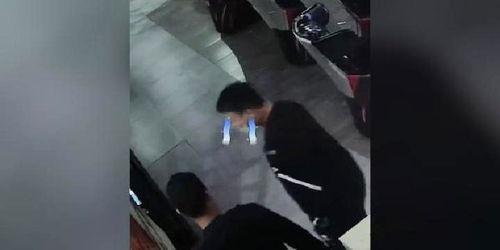 警察驱赶吃瓜群众视频在线观看