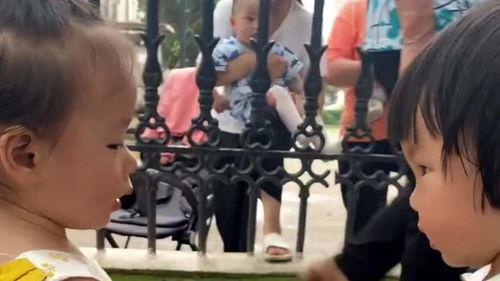 两小孩吵架吃瓜群众视频,两小孩争吵引围观，吃瓜群众现场直播